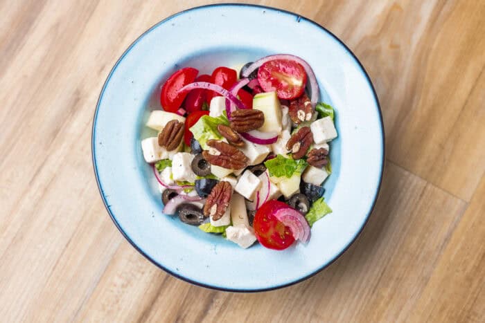 Recept: Pravý grécky šalát s balkánskym syrom a olivami + zálievka