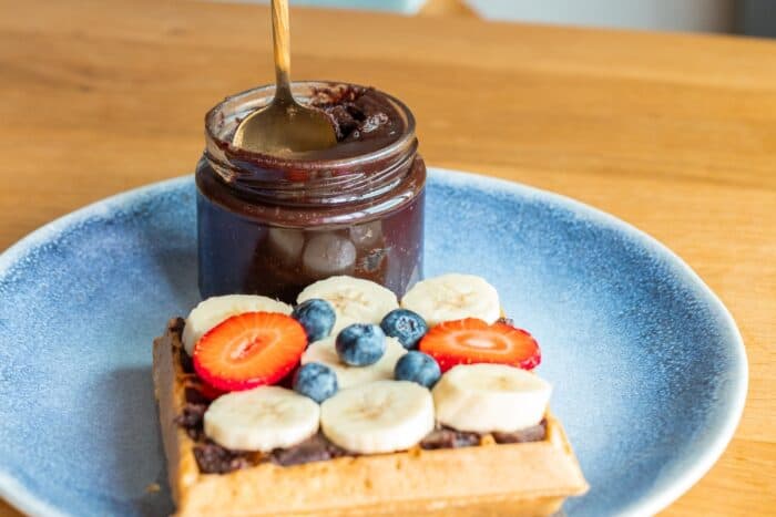 Belgické vafle sú vynikajúce s nutellou a ovocím. Vyskúšajte naše cesto na belgické vafle.