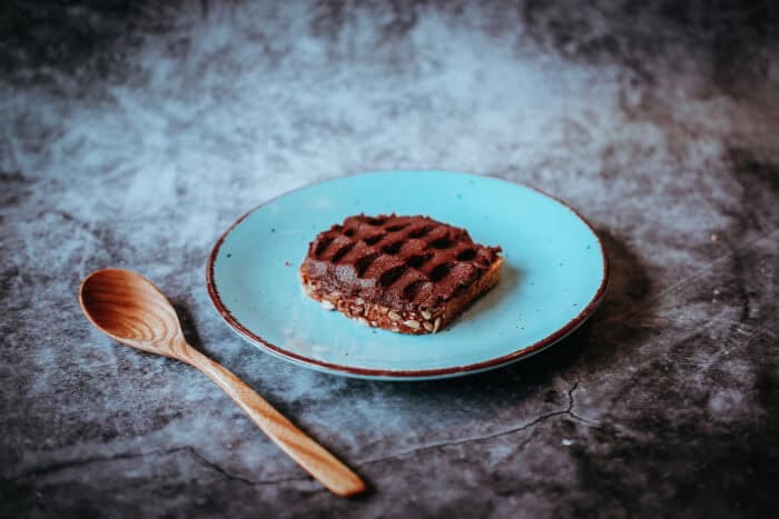 Domáca vegánska low carb nutella bez cukru na chlebe.