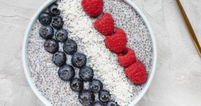 Do vašej obľúbenej kaše na raňajky odporúčame pridať sušené ovocie, chia semienka a kokos.