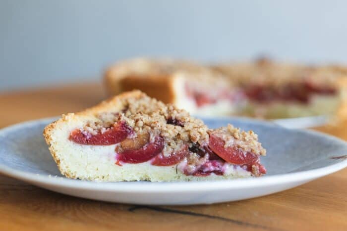 Slivkový koláč z lineckého cesta s orechovou posýpkou.