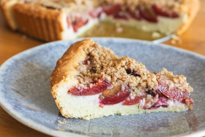 Slivkový koláč z lineckého cesta s orechovou posýpkou.