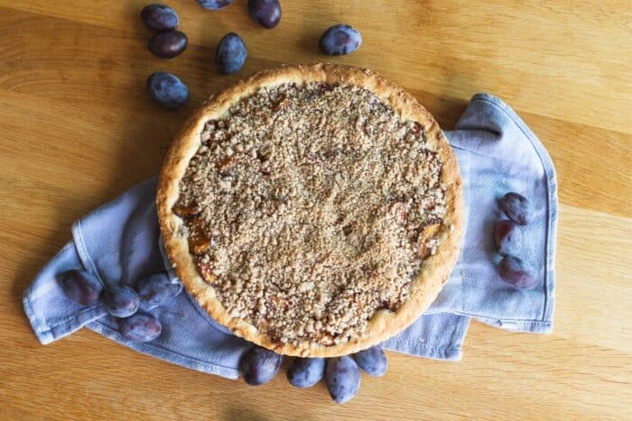 Slivkový koláč z lineckého cesta s orechovou posýpkou môžete pripraviť aj z mrazeného ovocia.