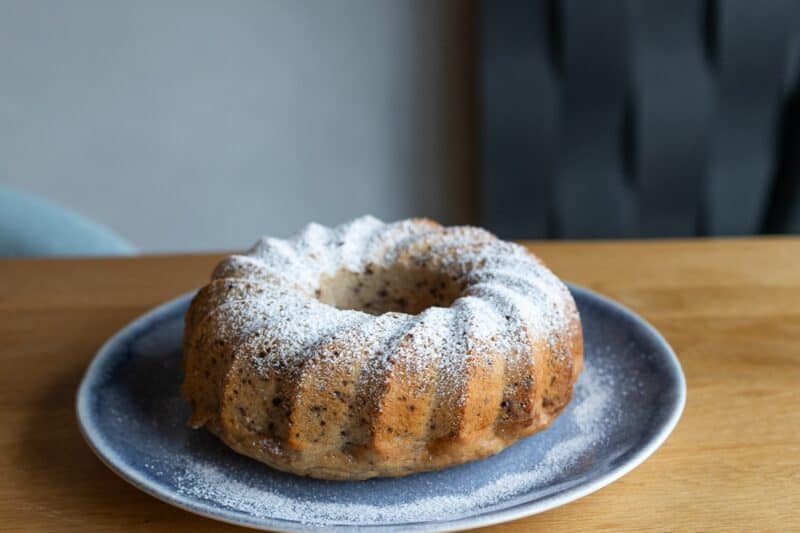 Recept: Jednoduchá hrnčeková banánová bábovka s orechmi – sladká aj bez cukru.
