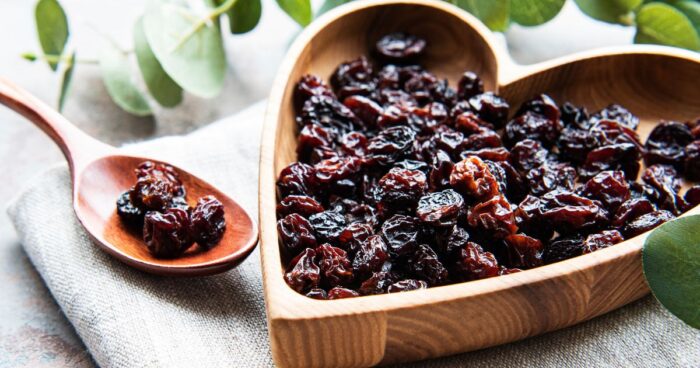 Rozinky mohou přispívat ke snížení hladiny cholesterolu v krvi. Jsou totiž bohaté na rozpustnou vlákninu, která se váže na cholesterol a pomáhá ho snížit. Polyfenoly v rozinkách mají antioxidační vlastnosti a chrání tak cévy před poškozením způsobeným oxidačním stresem.