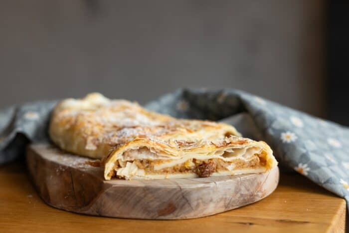 Jablkový závin z lístkového cesta.