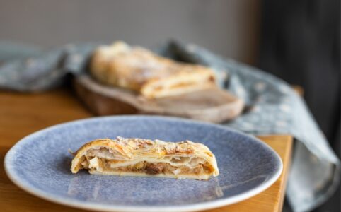 Jablkový závin z lístkového cesta.