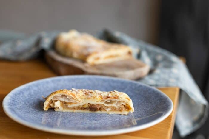 Jablkový závin z lístkového cesta.