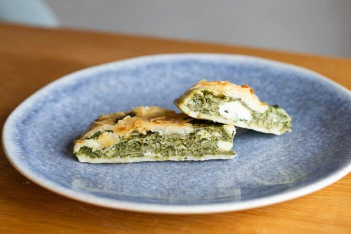 Jednoduchý slaný závin so špenátom, nivou a vlašskými orechmi.