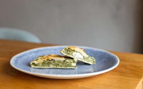 Jednoduchý slaný závin so špenátom, nivou a vlašskými orechmi.