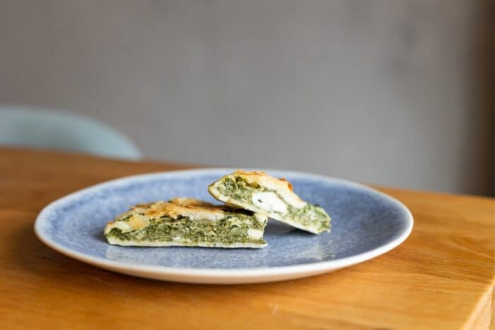 Jednoduchý slaný závin so špenátom, nivou a vlašskými orechmi.