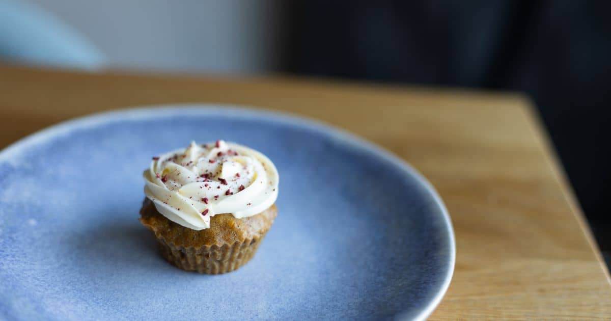 Použitím mlieka a masla môžete nahradiť aj smotanu na šľahanie. Len počítajte s tým, že je príprava trochu náročnejšia a nie je vhodná tzv. na poslednú chvíľu. Túto alternatívu k smotane na šľahanie musíte totiž nechať odpočívať cez noc.