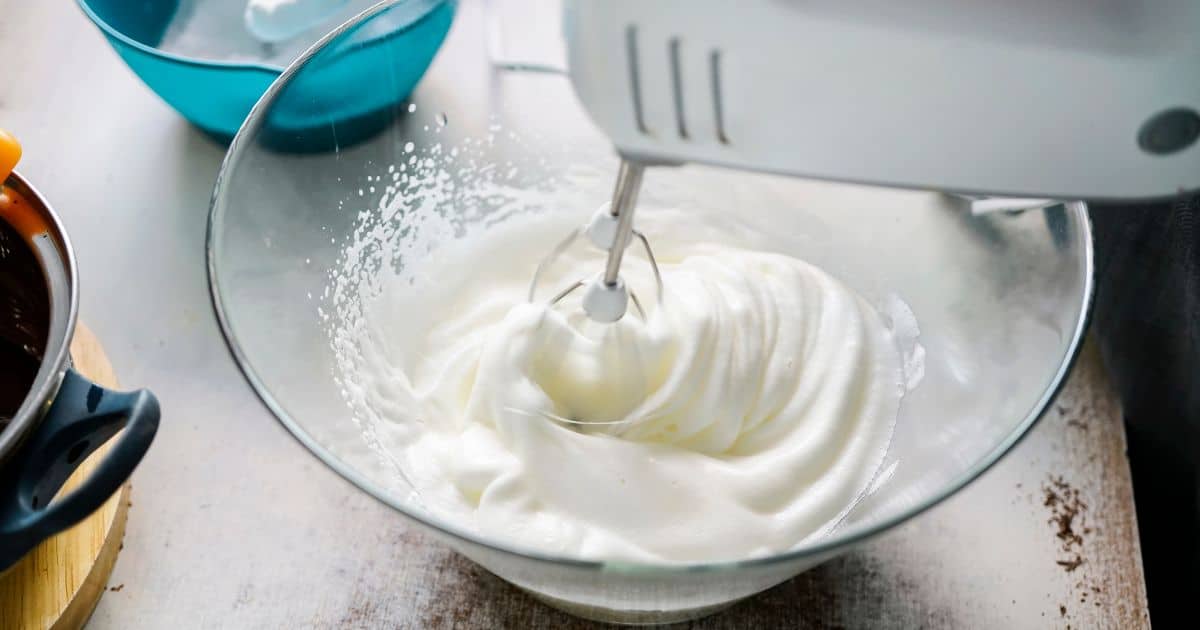 Na Slovensku musí smetana obsahovať minimálne 10 % tuku. Hojne sa využíva pri príprave teplých aj studených jedál na celom svete. Pridáva sa do rôznych pokrmov, patria medzi ne omáčky, polievky, dezerty a dokonca aj niektoré druhy pečiva.