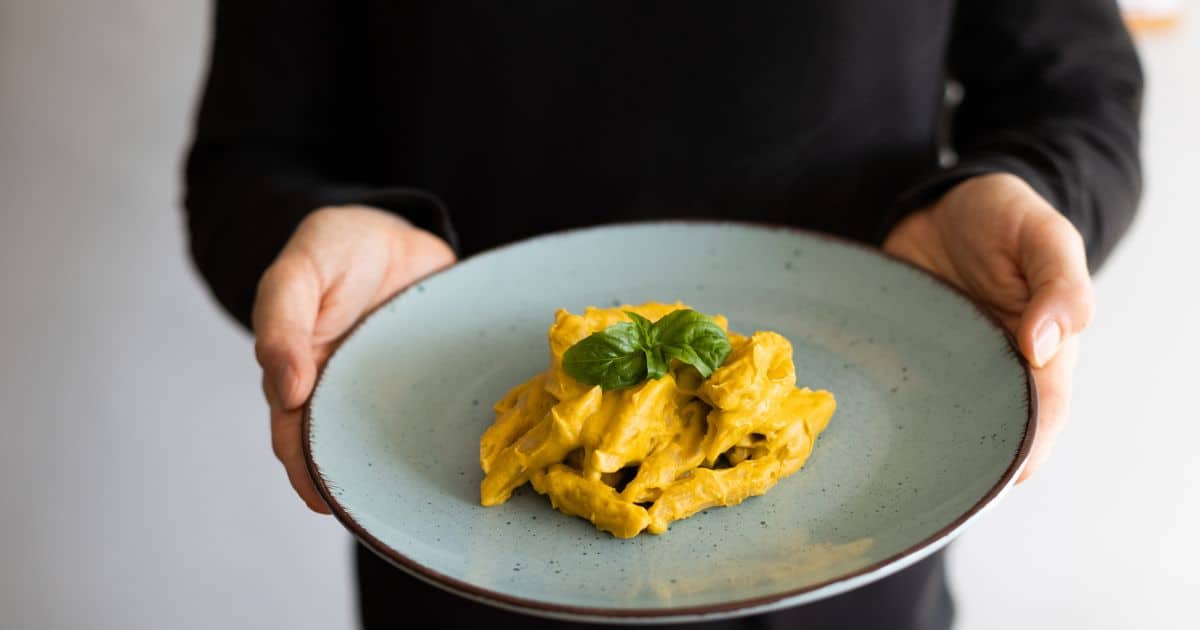 Ďalšou možnosťou, čím nahradiť smotanu na varenie, a tentoraz zdravo, je sójové mlieko a olivový olej. Inou a našou veľmi obľúbenou alternatívou sú rozmixované mandle, makadamové orechy a predovšetkým kešu, z ktorých si robíme veľmi jednoduchú kešu smotanu.