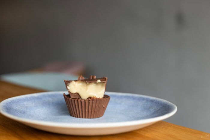 Domáce Reese’s: Recept na čokoládové košíčky plnené arašidovým maslom.