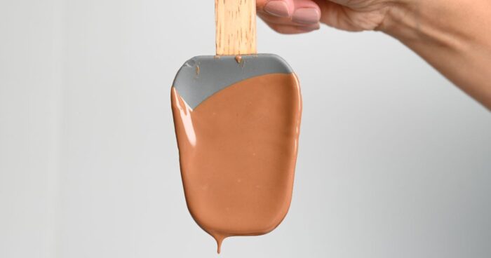 Temperování čokolády bez teploměru teoreticky možné je, ale teploměr vám celý proces výrazně usnadní a dodá jistotu. Pokud nemáte teploměr, vytemperovanou čokoládu můžete kontrolovat na rtech, kde by měla příjemně chladit, nebo ponořením stěrky či nože, na němž by měla do 5 minut ztuhnout.