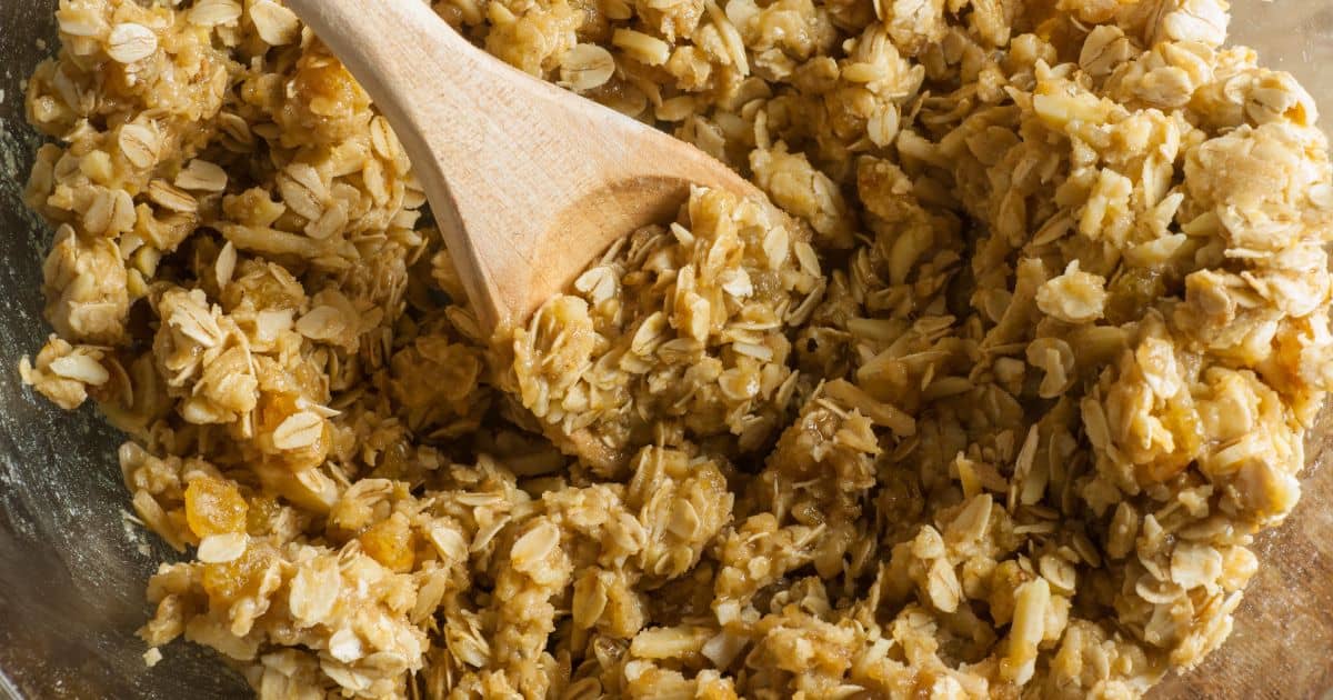 Ak sa chystáte piecť sušienky, tak by mali byť ovsené vločky vašou prvou voľbou, čím nahradiť vajcia. Ide o zdravšiu alternatívu s pridanou výživovou hodnotou – vločky neobsahujú cholesterol a nasýtené tuky ako vajíčka.