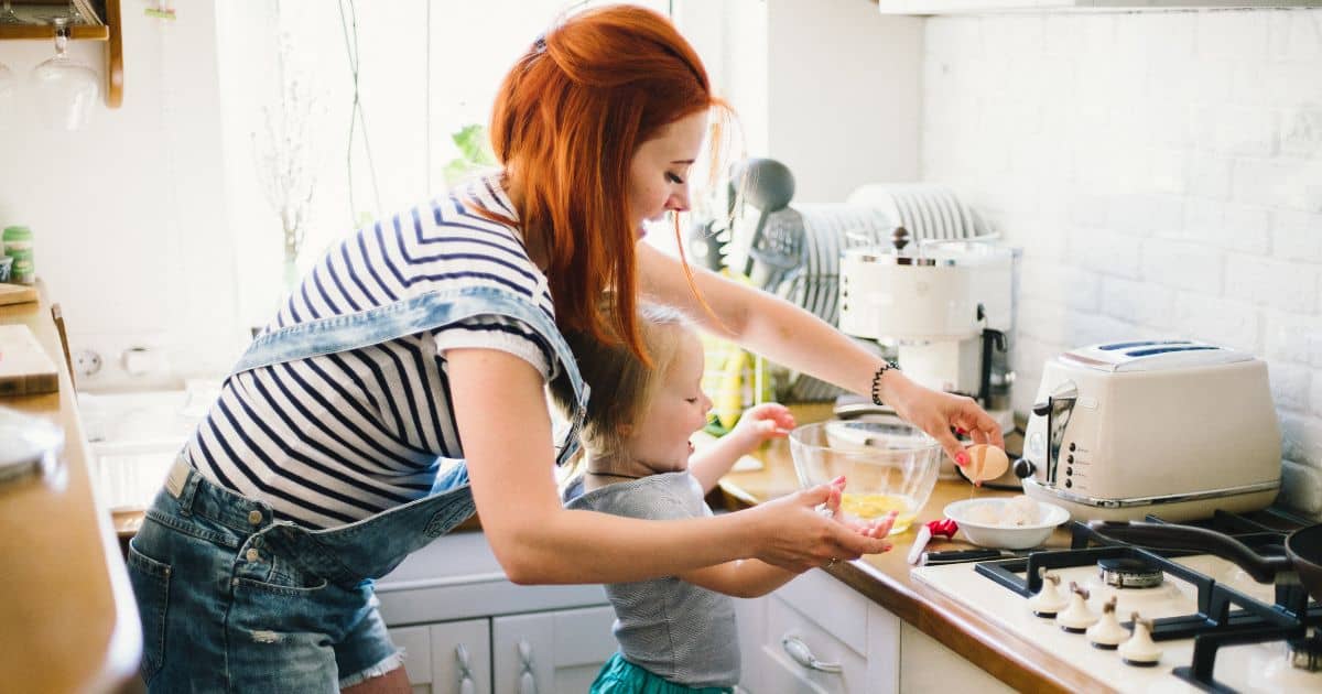 Pomocou vajec pokrmy zahusťujete a vďaka obsahu lecitínu sa všetky ingrediencie pekne spoja. Výsledkom je napríklad hladšie a pružnejšie cesto.