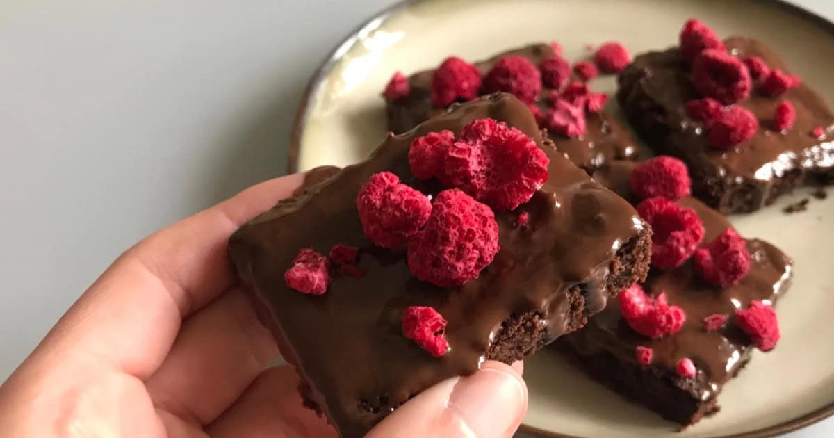 Recept: Najlepšie čokoládové brownies s lyofilizovaným ovocím.