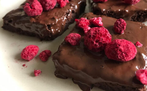 Recept: Najlepšie čokoládové brownies s lyofilizovaným ovocím.