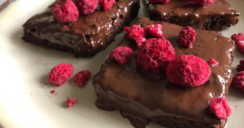 Recept: Najlepšie čokoládové brownies s lyofilizovaným ovocím.