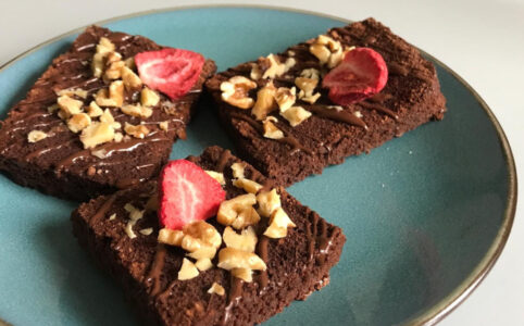 Zdravé brownies s orechmi.