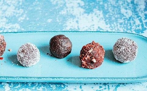 Raw čokoládové guľky zo slnečnicových semienok a datlí.