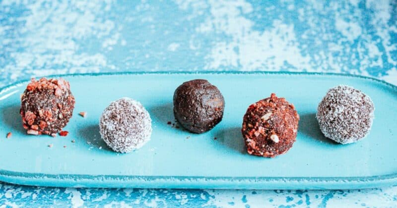 Raw čokoládové guľky zo slnečnicových semienok a datlí.