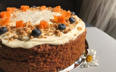 Recept: Luxusná mrkvová torta s orechmi a mascarpone.