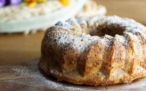 Najlepšia vláčna mrkvová bábovka s jablkami a orechmi.