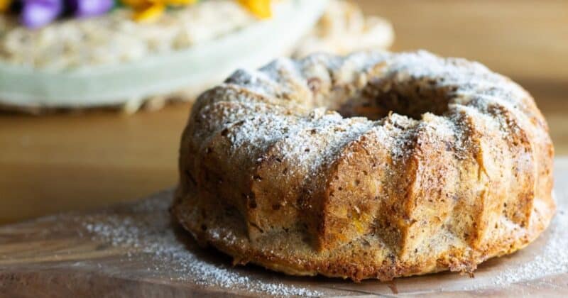 Najlepšia vláčna mrkvová bábovka s jablkami a orechmi.