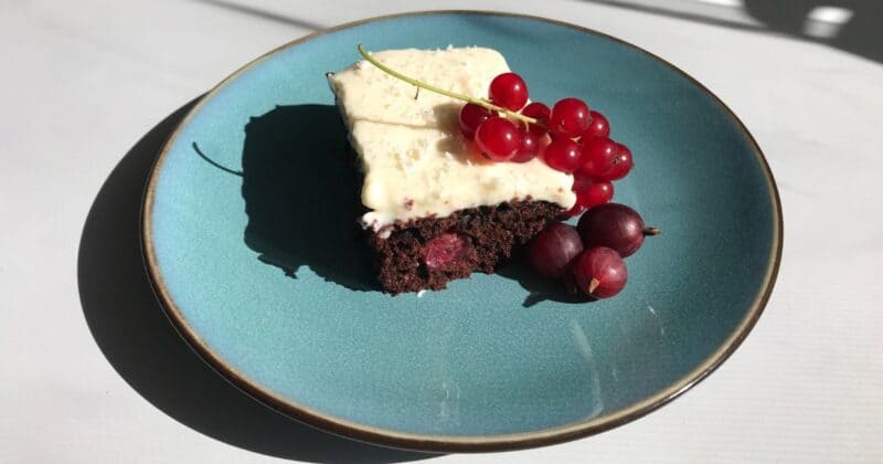 Zdravý kefírový koláč s ovocím a jogurtovou polevou.