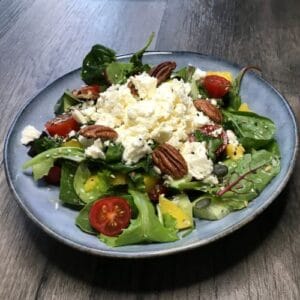 Recept: Mangový šalát s koriandrom a orechmi.