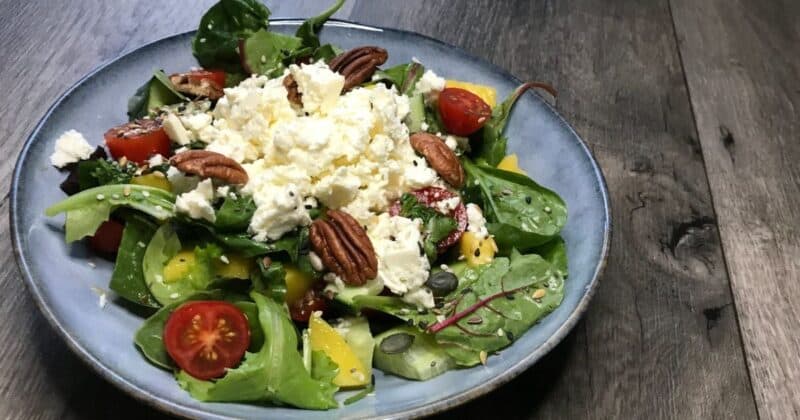 Recept: Mangový šalát s koriandrom a orechmi.