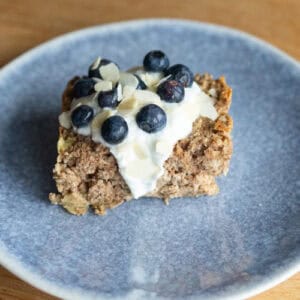 Pečená ovsená kaša s jablkom a banánom.