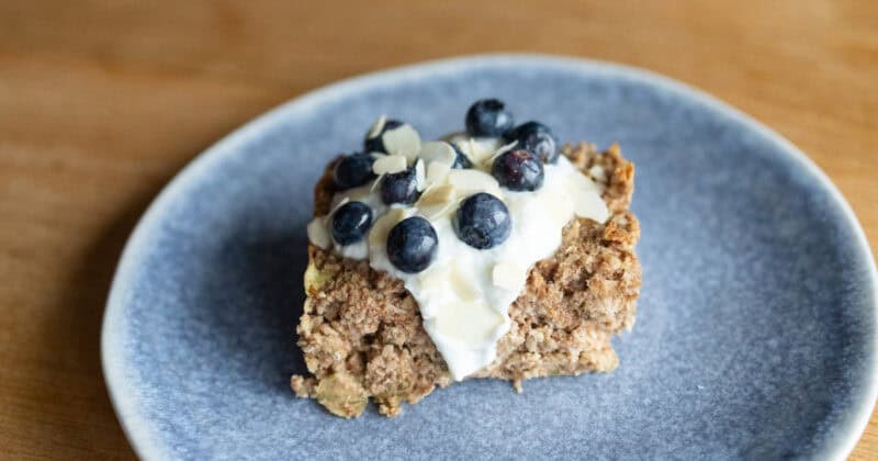 Pečená ovsená kaša s jablkom a banánom.