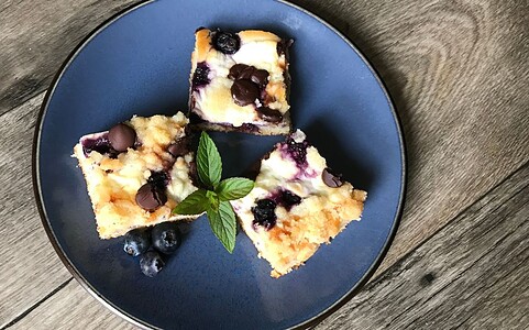 Čučoriedková bublanina s posýpkou a tvarohom.