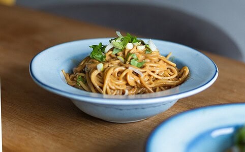 Arašidová omáčka na rezance.