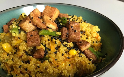 Ázijské kari rizoto z quinoy so zeleninou.