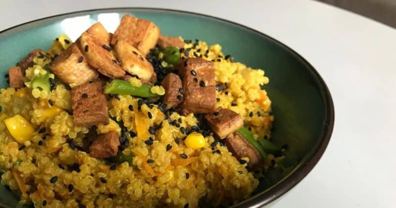 Ázijské kari rizoto z quinoy so zeleninou.