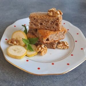 Hrnčekový banánový koláč na plech.