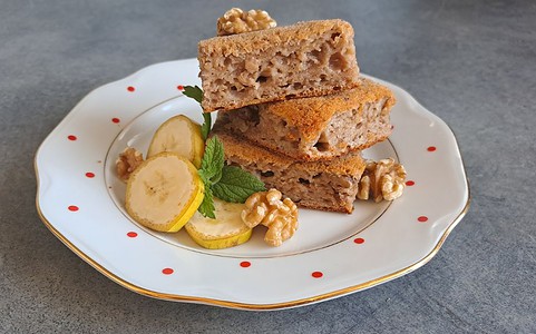 Hrnčekový banánový koláč s tvarohom.