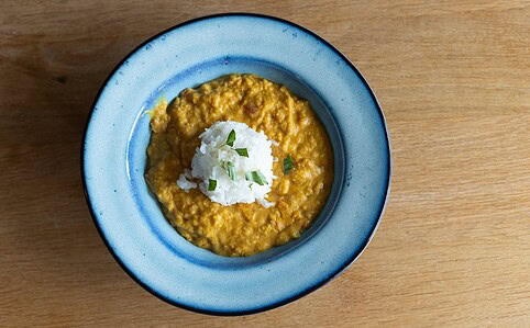 Indické kari máme najradšej s ryžou alebo s plackou.