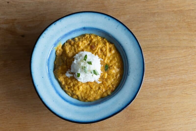 Indické kari máme najradšej s ryžou alebo s plackou.