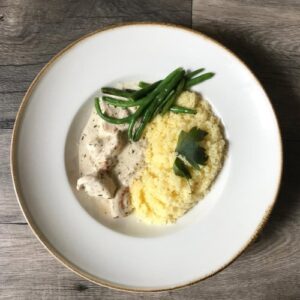 Kuskus s kuracím mäsom.