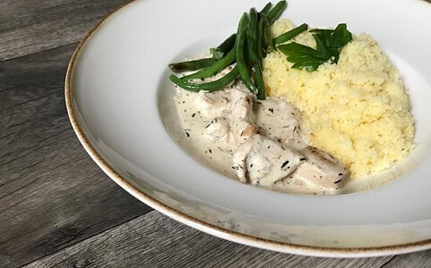 Kuskus s kuracím mäsom v smotanovej omáčke.