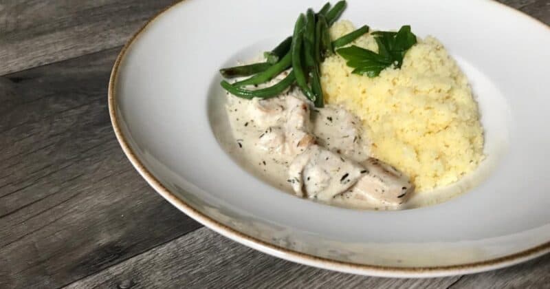 Kuskus s kuracím mäsom v smotanovej omáčke.