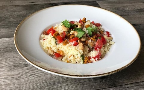 Kuskus so sušeným mangom.