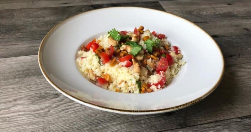 Kuskus so sušeným mangom.