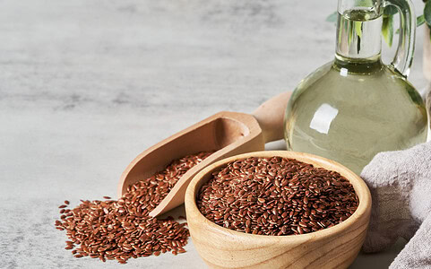 Ľanové semienka sú bohaté na omega-3 mastné kyseliny, ktoré podporujú zdravie srdca. Vložte pár polievkových lyžíc ľanových semienok do mixéra alebo ich jednoducho kúpte namleté.